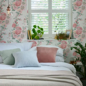 Hollyhocks, landlig og delikat mønstret tapet fra Laura Ashley