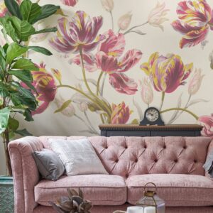 Gosford, klassisk design fra Laura Ashley, med store tulipaner. Her med et lekkert veggmaleri "mural", med tulipaner i rødt og lilla. Et design som vil skape et vakkert uttrykk på veggen.