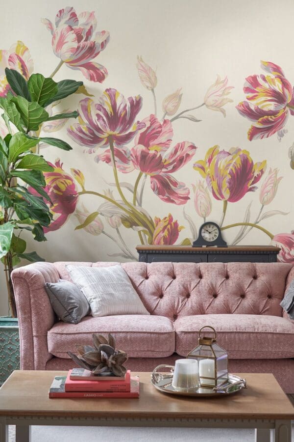 Gosford, klassisk design fra Laura Ashley, med store tulipaner. Her med et lekkert veggmaleri "mural", med tulipaner i rødt og lilla. Et design som vil skape et vakkert uttrykk på veggen.