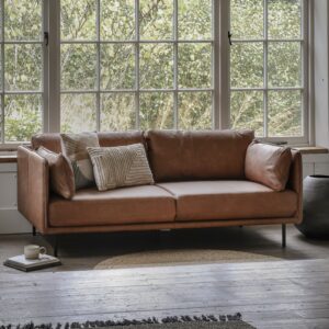 Wigmore, stram og moderne sofa i brunt skinn