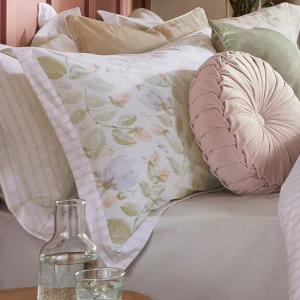 Orisia peony, landlige putetrekk i sober fargepalett fra Laura Ashley