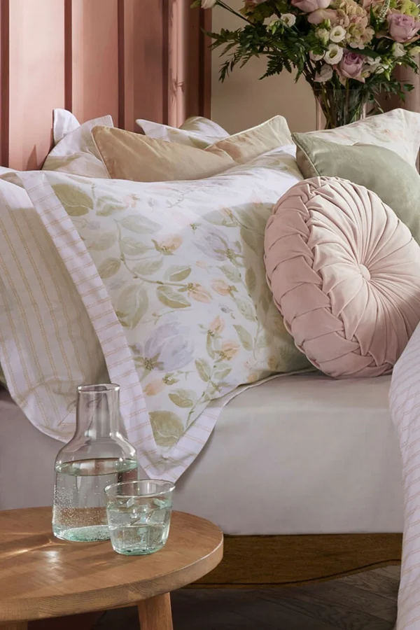 Orisia peony, landlige putetrekk i sober fargepalett fra Laura Ashley