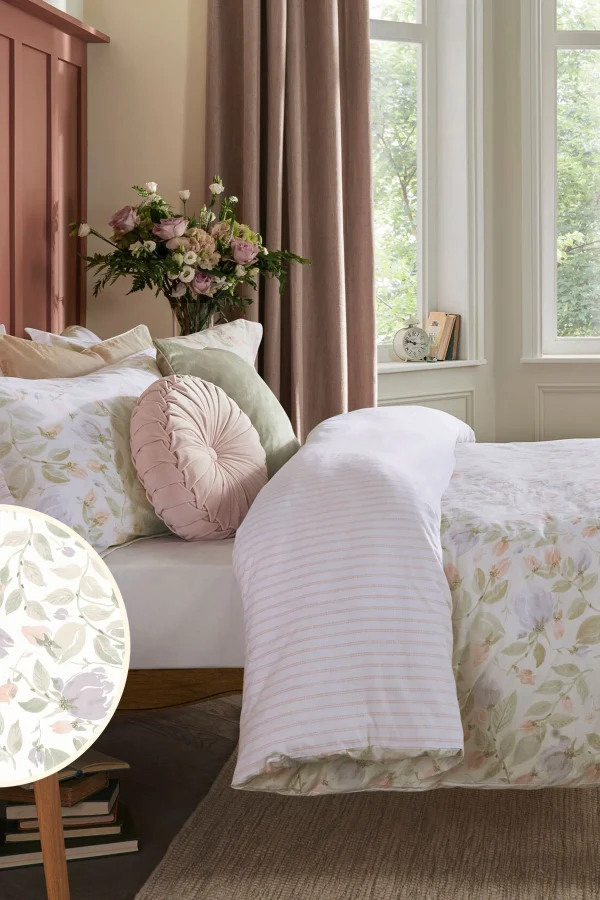 Orisia Peony landlig sengesett i sober fargepalett fra Laura Ashley