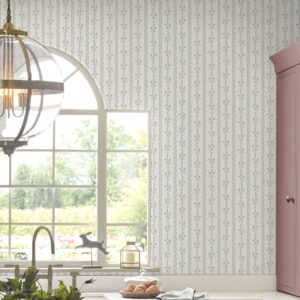 Blencow Stripe, stripete tapet med klatrende blomster fra Laura Ashley