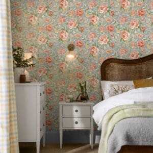 Opplev romantikkens nostalgiske uttrykk med Laura Ashley's Wild Roses Tapet. Stilfulle roser & fuschia utsmykker rommene med et streif av sommerfugler!