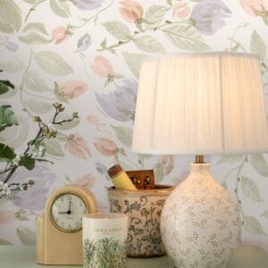 Orisia Peony, landlig tapet i akvarellstil fra Laura Ashley.  Et delikat og landlig design, som gir et sobert uttrykk til rommet.