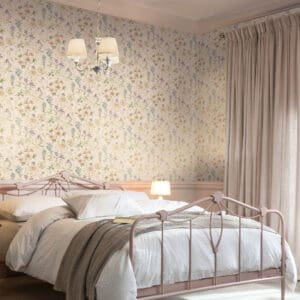 Wild Meadow, landlig tapet med villblomster i rosanyanser fra Laura Ashley