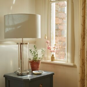 Harrington bordlampe i glass og krom fra Laura Ashley