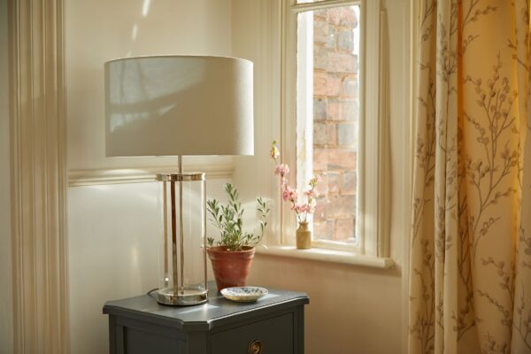 Harrington bordlampe i glass og krom fra Laura Ashley