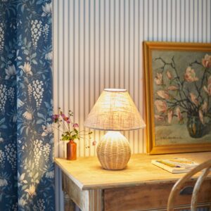 Fernhill, sjarmerende bordlampe i flettemønster fra Laura Ashley