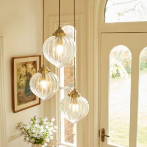 Whitham, taklampe med 3 pendler i messing og glass fra Laura Ashley