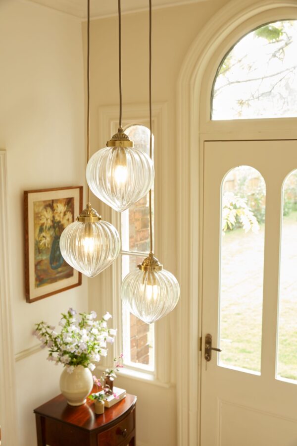 Whitham, taklampe med 3 pendler i retrodesign fra laura ashley