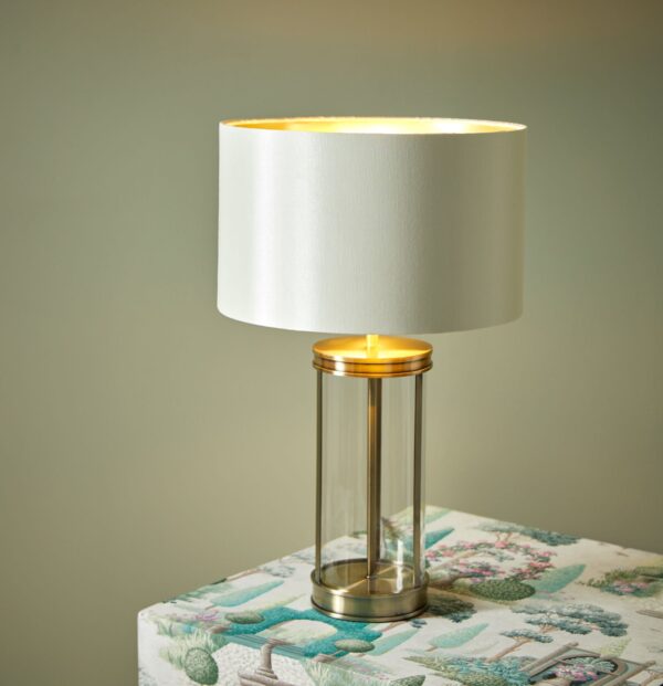 Harrington bordlampe i antikk messing og glass h49cm fra Laura Ashley