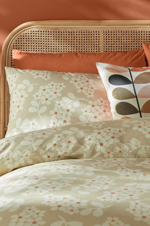 Wisteria, putetrekk i beige og orange fra orla Kiely