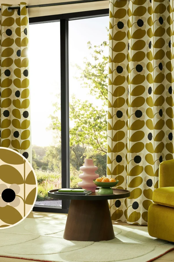 Skap et spennende retro uttrykk i hjemmet med Orla Kiely gardiner i gull/oker. Med sitt stiliserte gren og blomsterdesign gir de riktig mid century vibe.