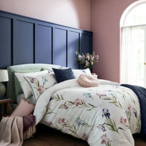 Hawling Irises, elegant sengesett med iris i lilla fra Laura Ashley