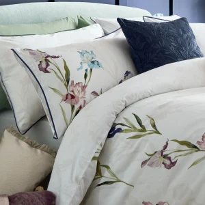 Hawling Irises, elegante putetrekk med iris i lilla fra Laura Ashley(2stk)