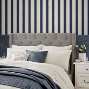 Denwick Stripe, elegant stripete tapet i midnattsblått fra Laura Ashley