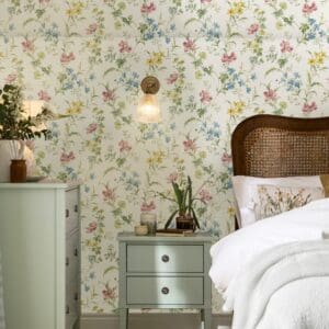 Poppy Meadow, fargerik tapet med blomster fra Laura Ashley