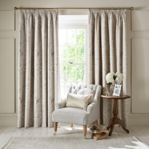 Rowsham, lystette gardiner med floralt motiv i naturtoner fra Laura Ashley