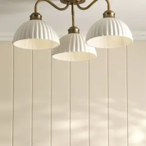 Durford klassisk taklampe i antikk messing med porselensskjermer fra Laura Ashley