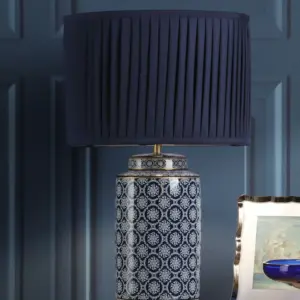 Knipton marineblå bordlampe i keramikk fra Laura Ashley