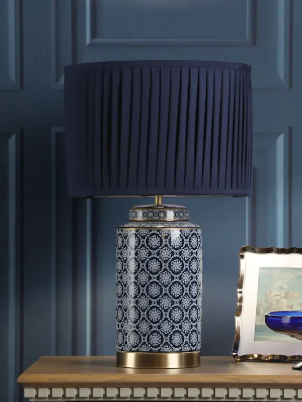 Knipton marineblå bordlampe i keramikk fra Laura Ashley