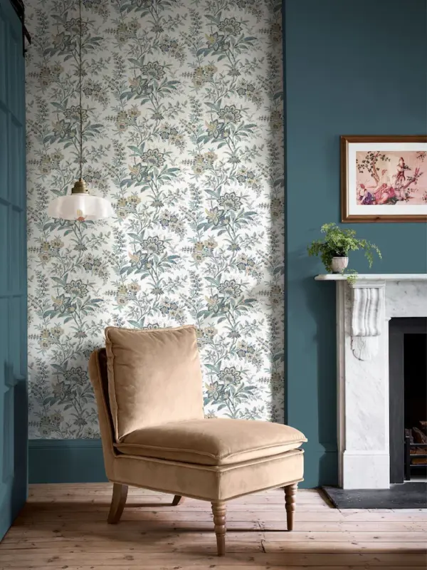 Marlbrook, blomstrete tapet i lys lin fra Laura Ashley