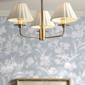 Mixbury klassisk taklampe i antikk messing med porselensskjermer fra Laura Ashley