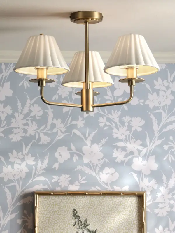 Mixbury klassisk taklampe i antikk messing med porselensskjermer fra Laura Ashley