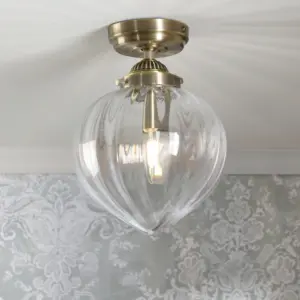 Whitham taklampe til bad i antikk messing og glass fra laura Ashley