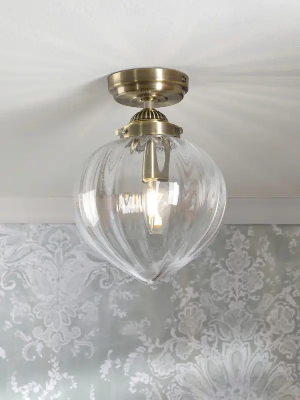 Whitham taklampe til bad i antikk messing og glass fra laura Ashley