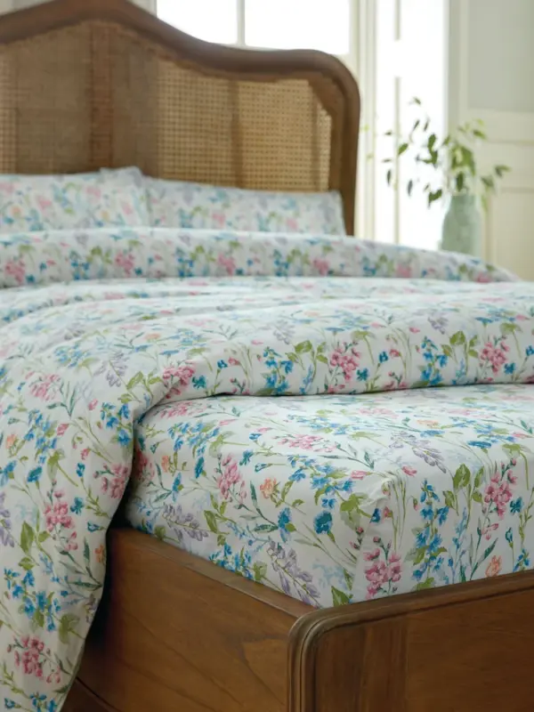 Elston,  blomstrete formsydd laken i bomull fra Laura Ashley