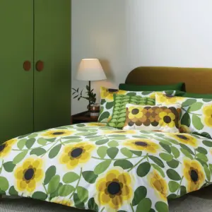 Et lekkert og friskt, retro sengesett, Giant Waterlily, med vannliljer i gult og grønt  fra Orla Kiely.