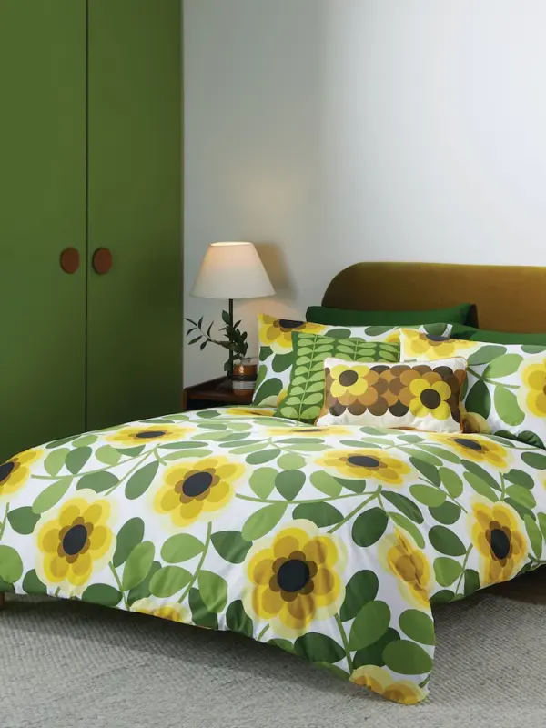 Et lekkert og friskt, retro sengesett, Giant Waterlily, med vannliljer i gult og grønt  fra Orla Kiely.