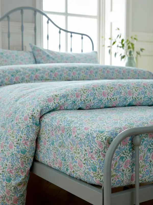 Sherston,  blomstrete formsydd laken i bomull fra Laura Ashley