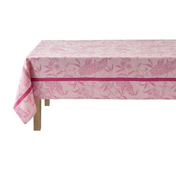 L`orangerie damaskvevd duk i rosa lin, med mønster av påfugler fra Le Jacquard Francais