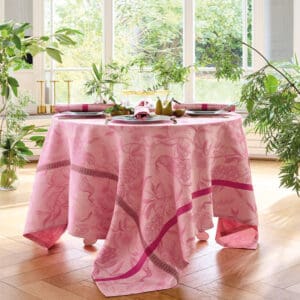 L`orangerie damaskvevd duk i rosa lin, med mønster av påfugler fra Le Jacquard Francais